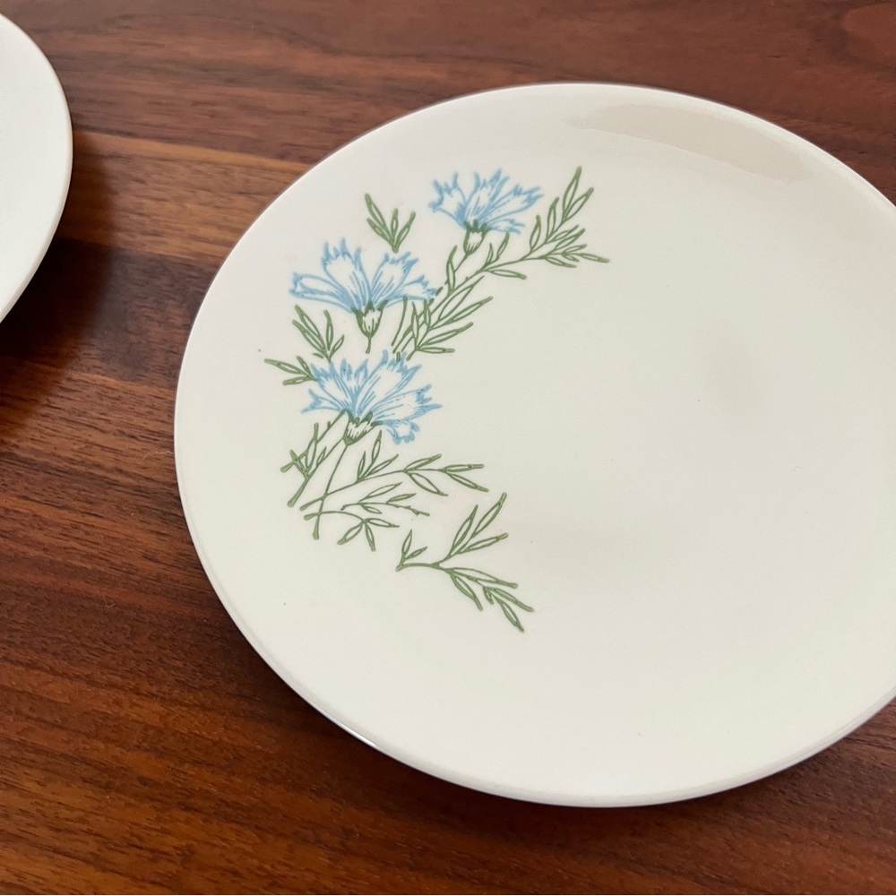 Vintage ceramic plates with delicate floral design - Picture 2 of 5